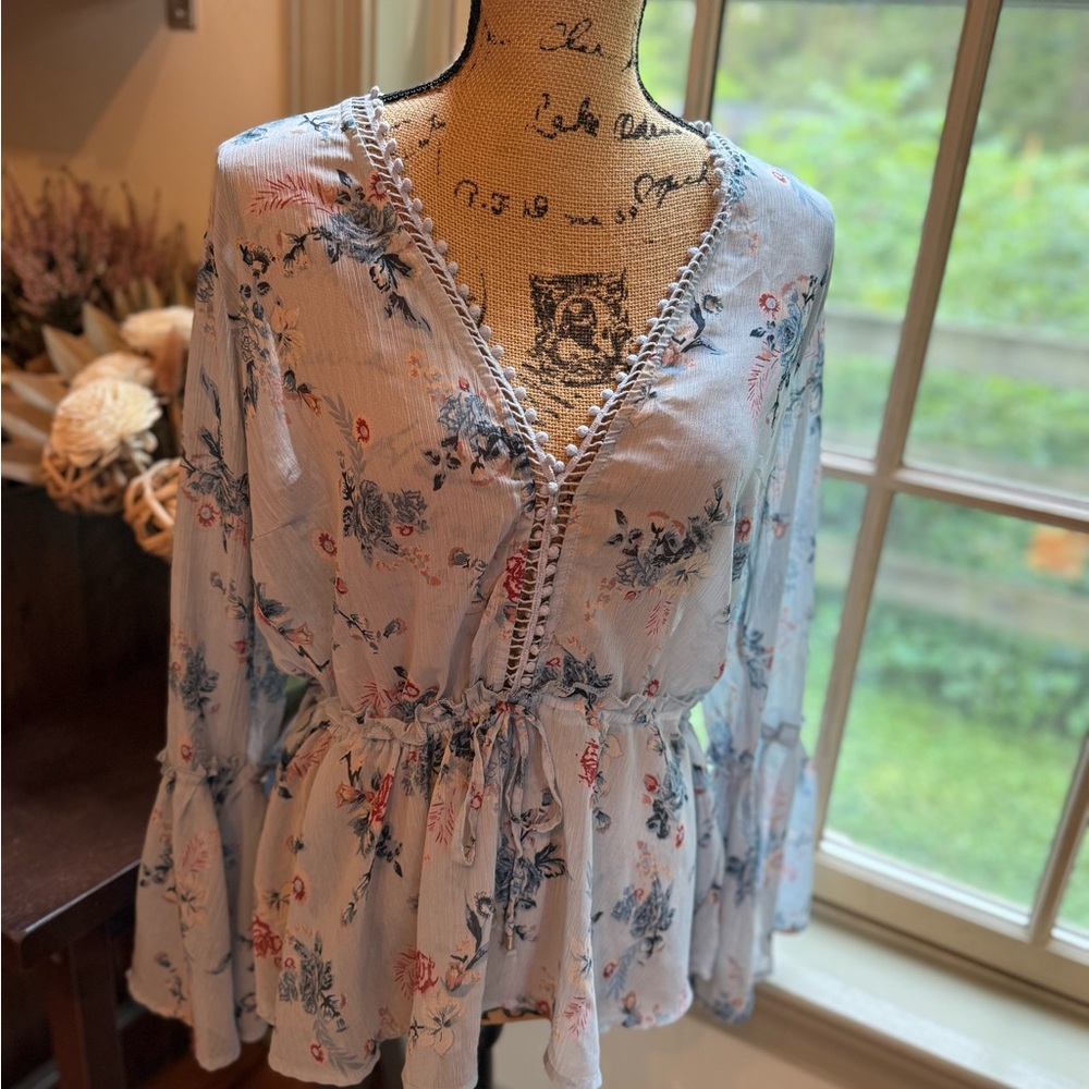 Chic Floral V-Neck Blouse - Light Blue and Pink